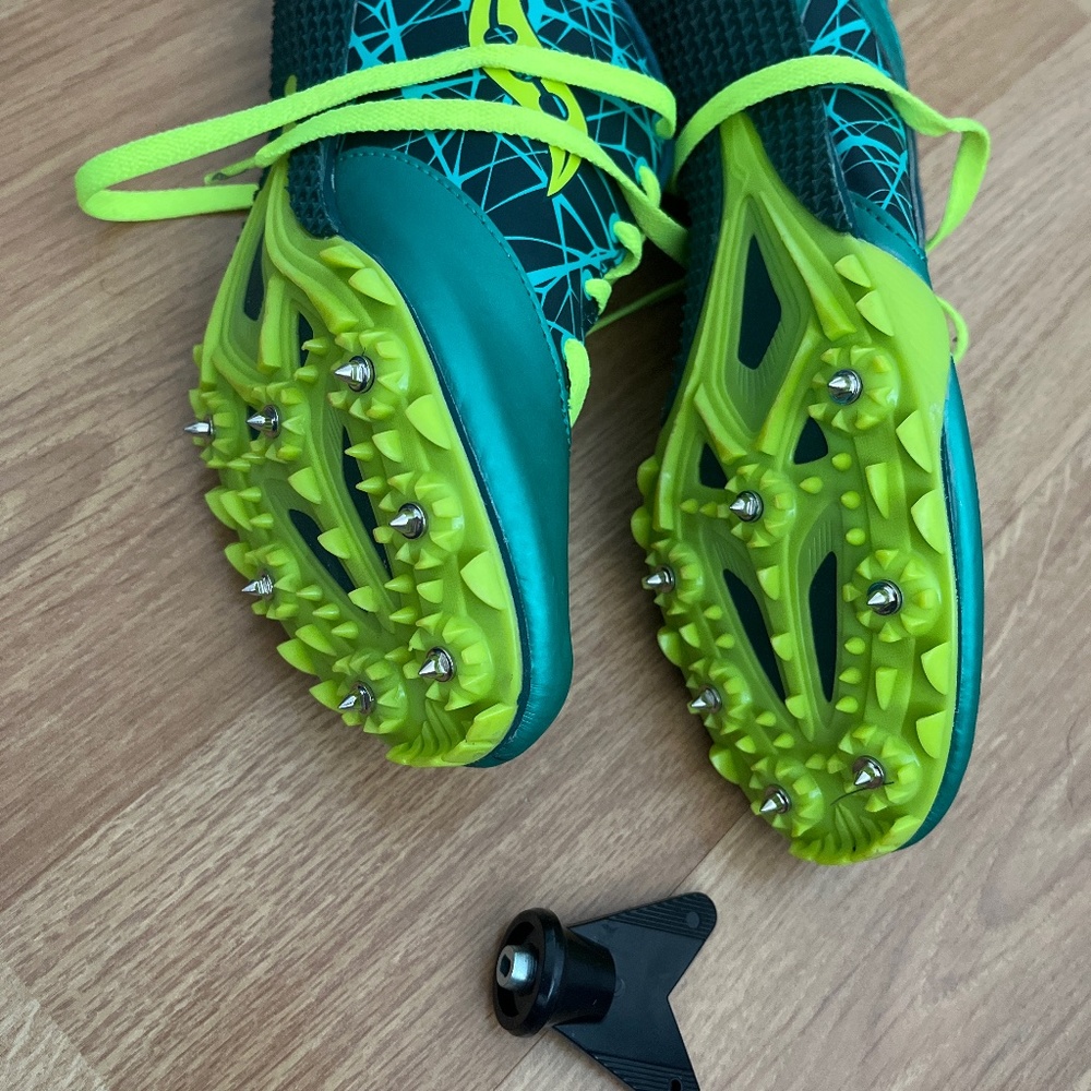 Track cleats - Picture 2 of 4